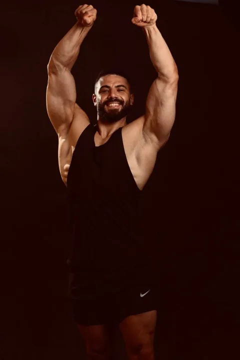 جعفر سعد مبتسماً في جلسة رياضية